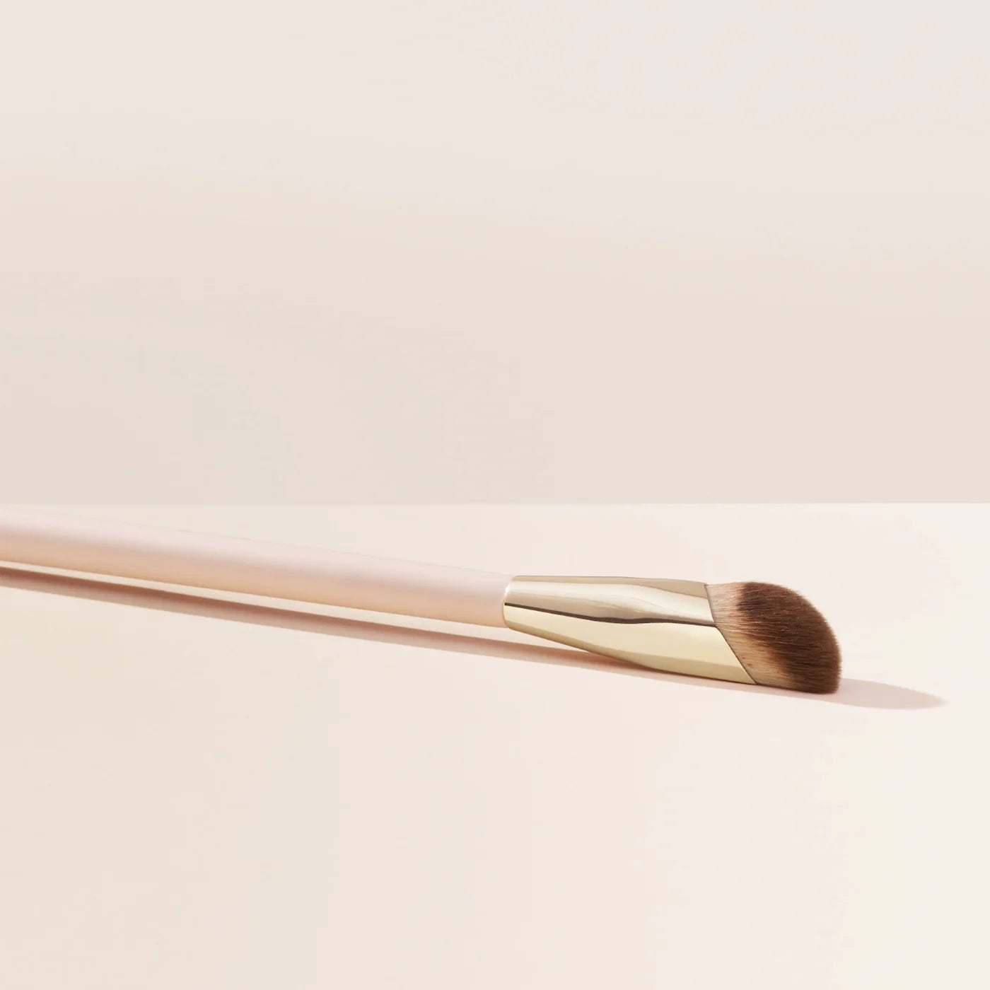 Rare Beauty by Selena Gomez  Liquid Touch Concealer Brush